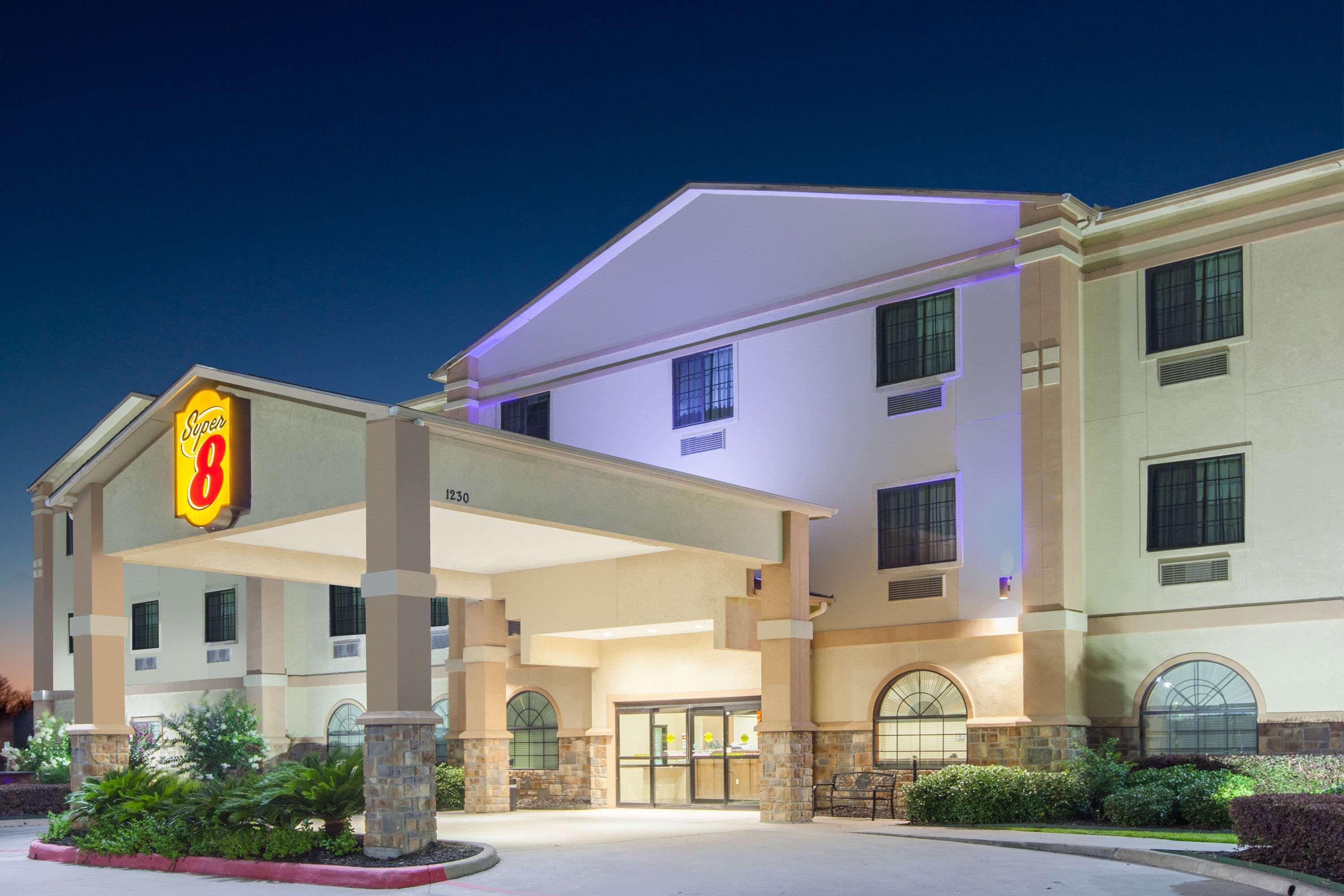 Super 8 By Wyndham Iah West/Greenspoint Aldine Exterior photo