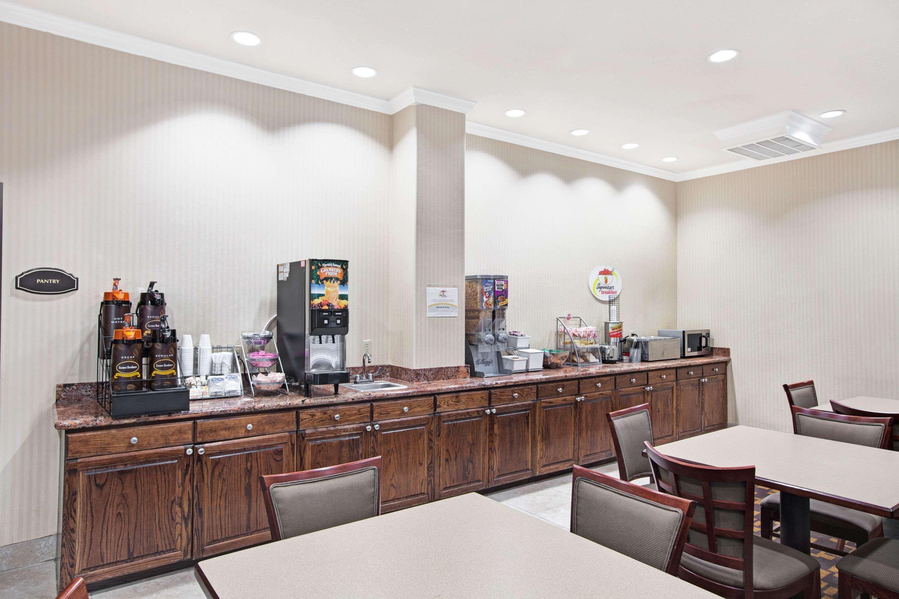 Super 8 By Wyndham Iah West/Greenspoint Aldine Exterior photo