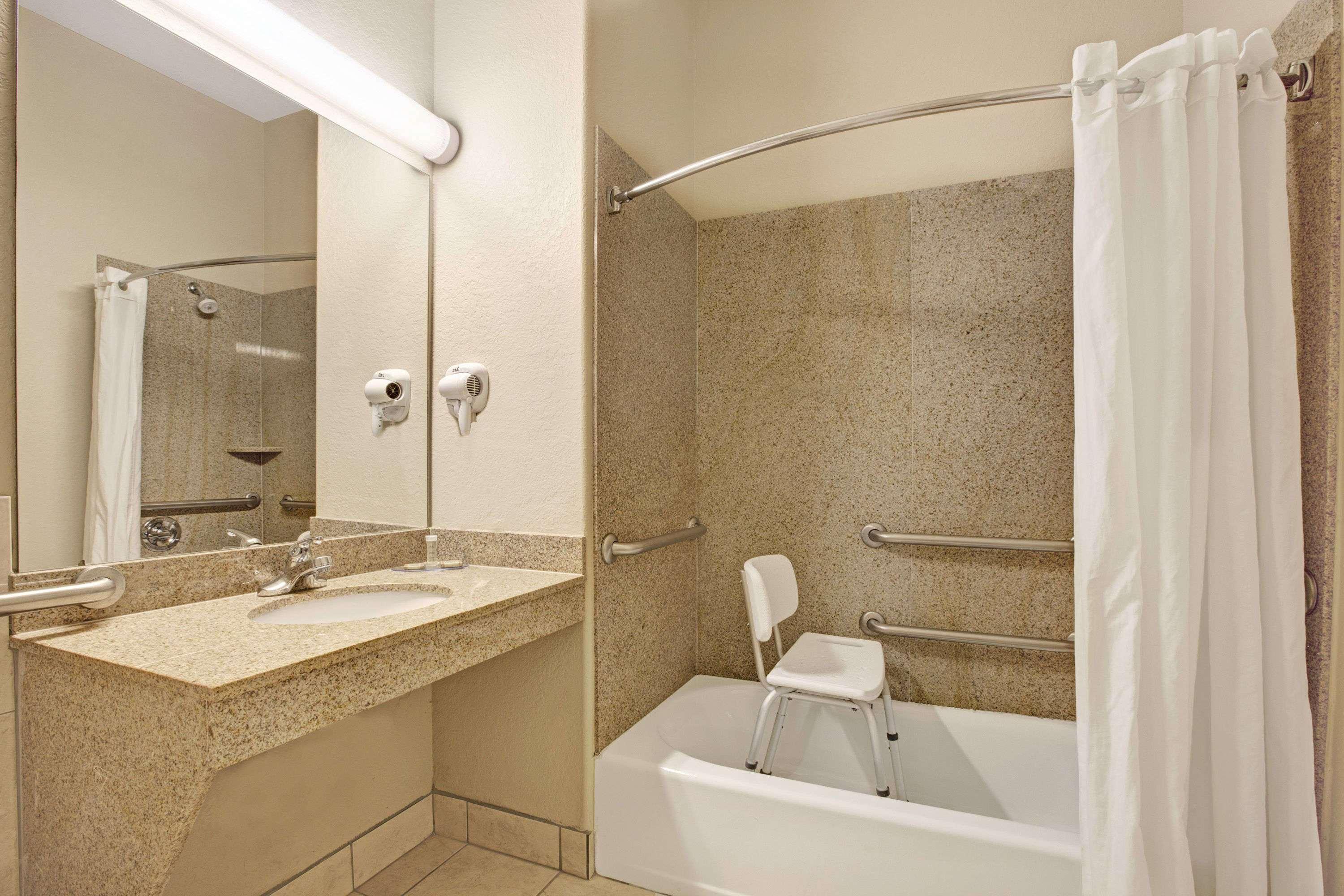 Super 8 By Wyndham Iah West/Greenspoint Aldine Exterior photo