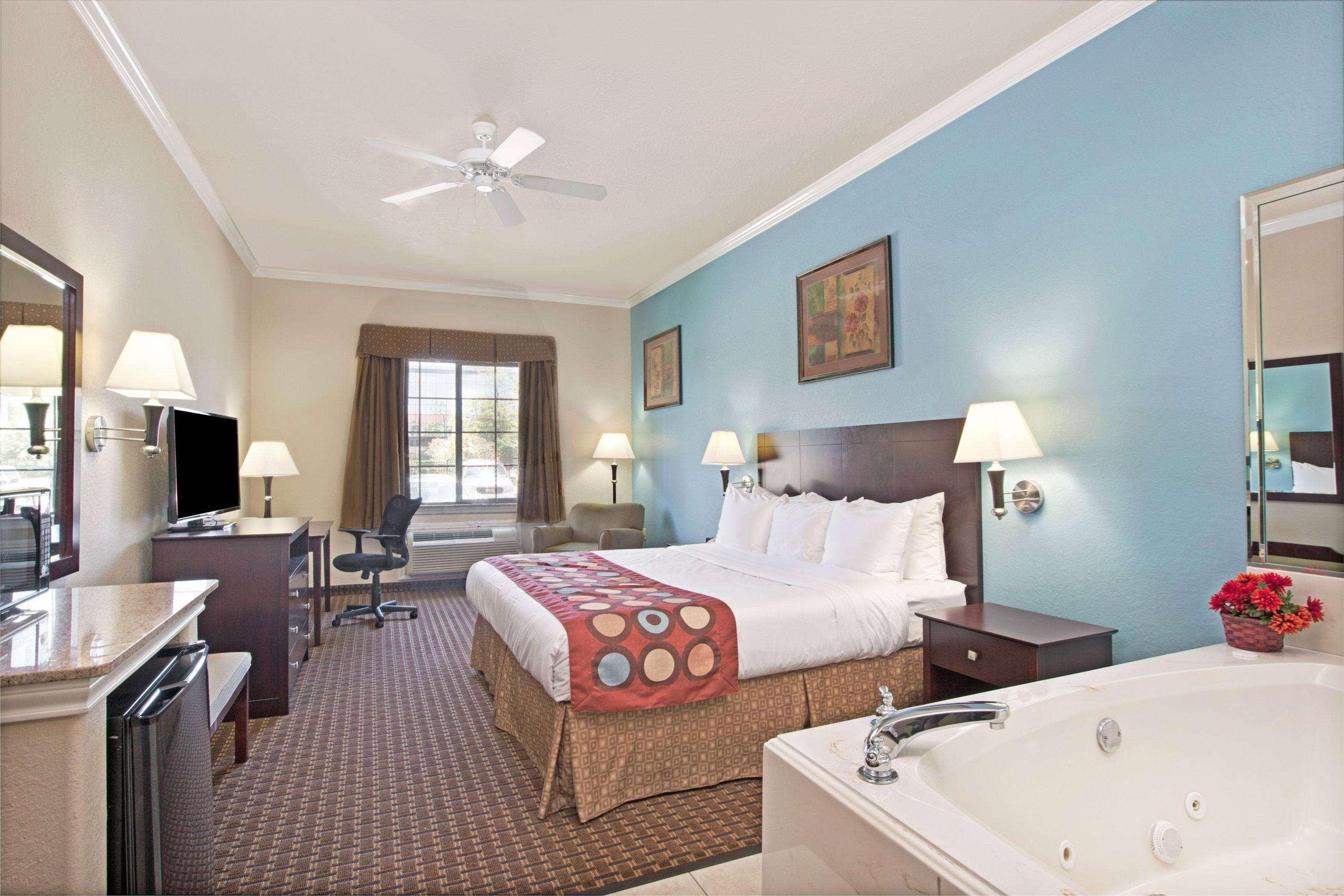 Super 8 By Wyndham Iah West/Greenspoint Aldine Exterior photo