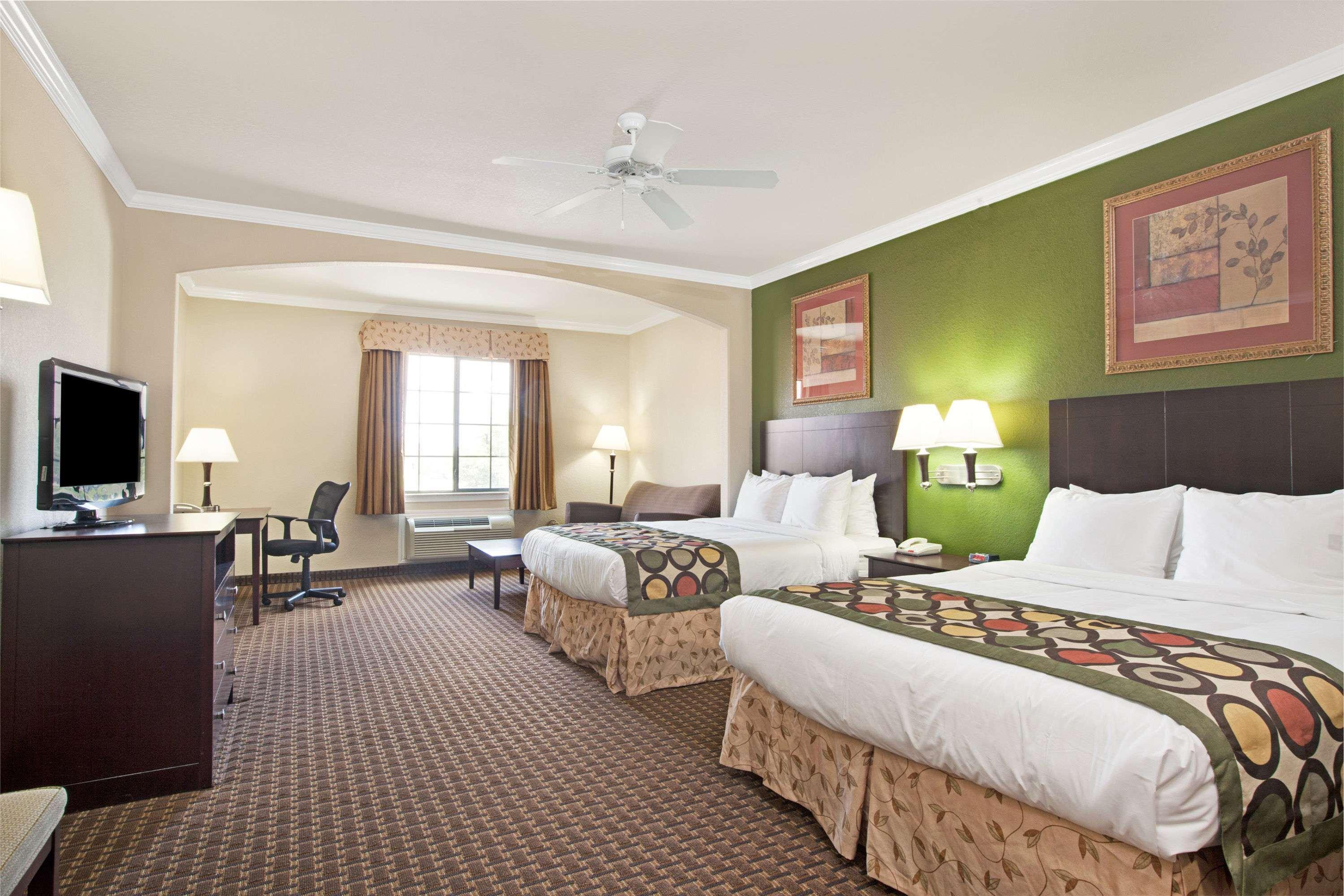 Super 8 By Wyndham Iah West/Greenspoint Aldine Exterior photo