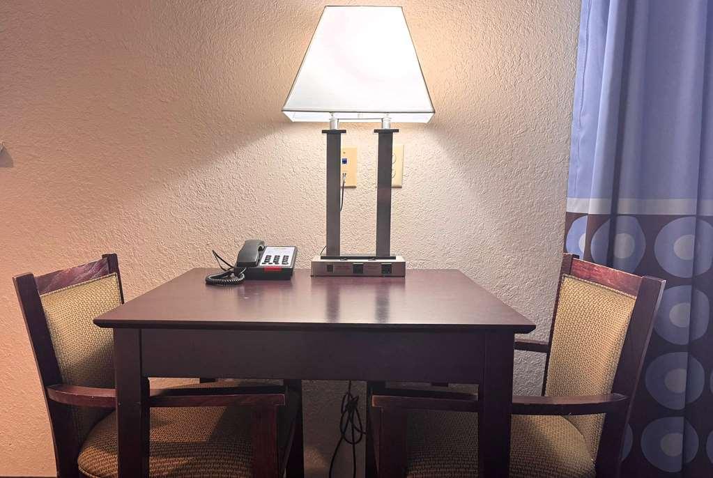 Super 8 By Wyndham Iah West/Greenspoint Aldine Room photo