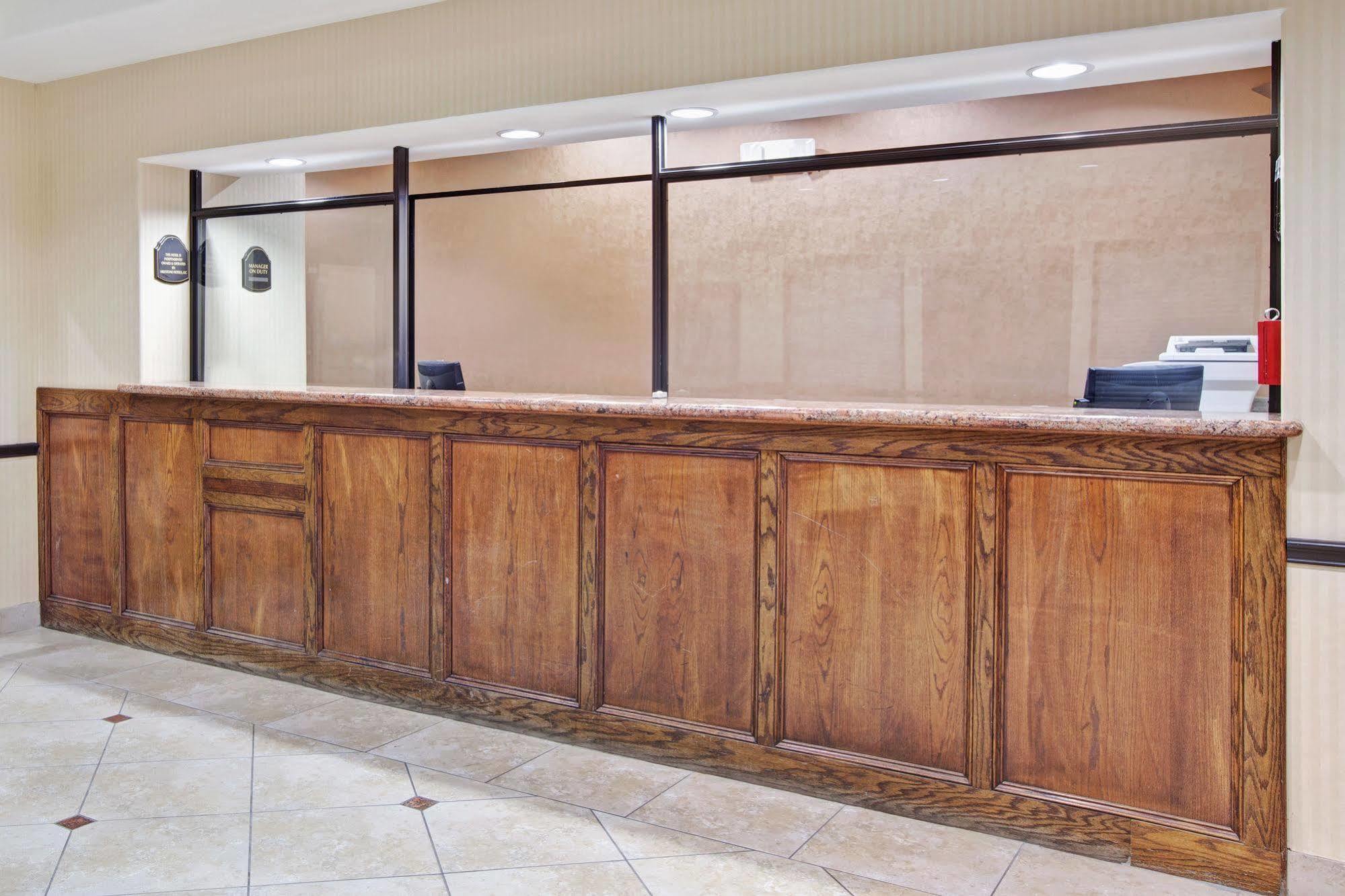 Super 8 By Wyndham Iah West/Greenspoint Aldine Exterior photo