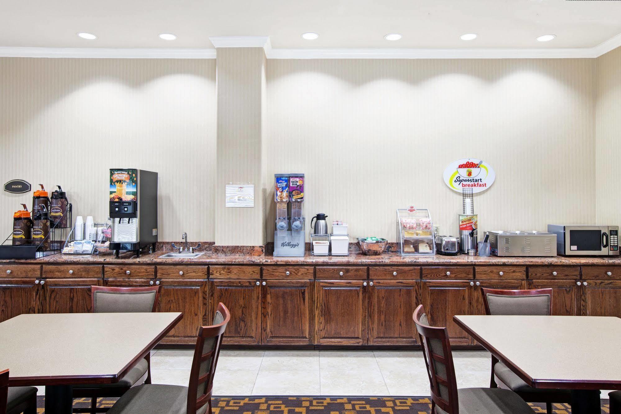 Super 8 By Wyndham Iah West/Greenspoint Aldine Exterior photo